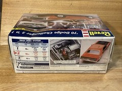 Revell ’70 Dodge Challenger 2 ‘n 1 (1999) 1:24 Model Kit #85-2596 Sealed