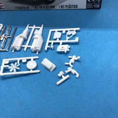 RVL 68 Dodge Dart 440 Magnum ENGINE W Exhaust Manifolds 1:25 LBR Model Parts