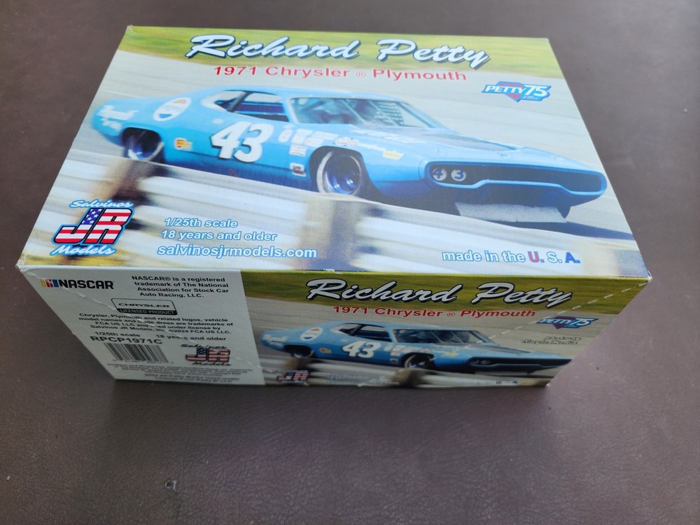 Salvinos JR Models 1/25 Richard Petty 1971 Chrysler Plymouth 75 years