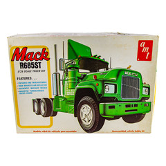 Vintage Original AMT T535 Mack R685ST Semi Truck Tractor 1:25 Scale Model Truck