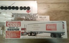Vintage amt COORS Fruehauf 40′ REEFER 1/25 Scale Kit Featuring 5203