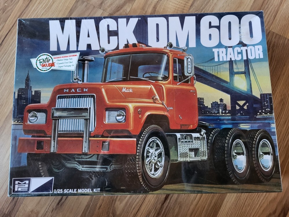 MPC Mack DM 600 Tractor 1:25 Scale Model Kit Retro Deluxe 859/06