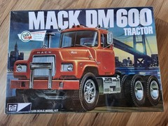 MPC Mack DM 600 Tractor 1:25 Scale Model Kit Retro Deluxe 859/06