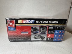 AMT Pfizer Ford Taurus NASCAR 1:25 Model Kit #38064 2003 NEW SEALED