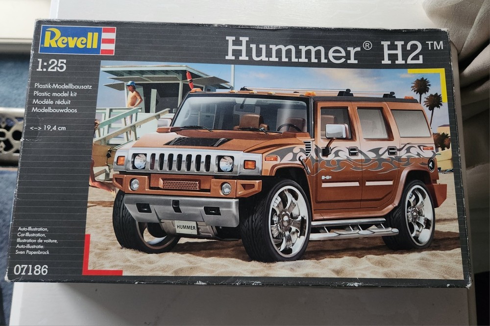 Revell 1/25 Hummer H2 Model Kit 07186