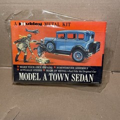 Orig vintage Hubley Model A Town Sedan Automobile Metal model kit UNUSED UNBUILT