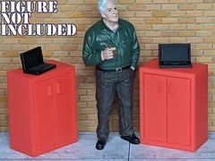 1/18 Scale Computer Stand with Laptop – For car repair shop diorama (set of 2)