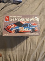 AMT Richard Petty #43 STP Grand Prix 1/25 Scale Model Kit NASCAR 6728