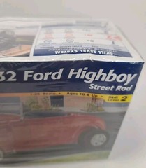 REVELL Monogram 85-7625 1932 Highboy Street Rod MODEL KIT 1:25 New