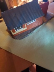 Faller No.264 – H0 60’s Vintage House w/Outdoor Patio & RR Train Platformloo