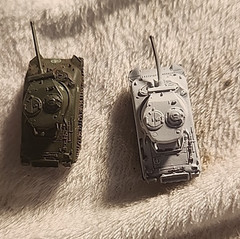 Takara 1/144 World Tank Museum 1 M4 Sherman US Olive Drab & 1 Whitewashed