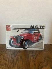 AMT 1/32 2 colored plastic scale M.G. TC cult car roadster Model Car kit Sealed