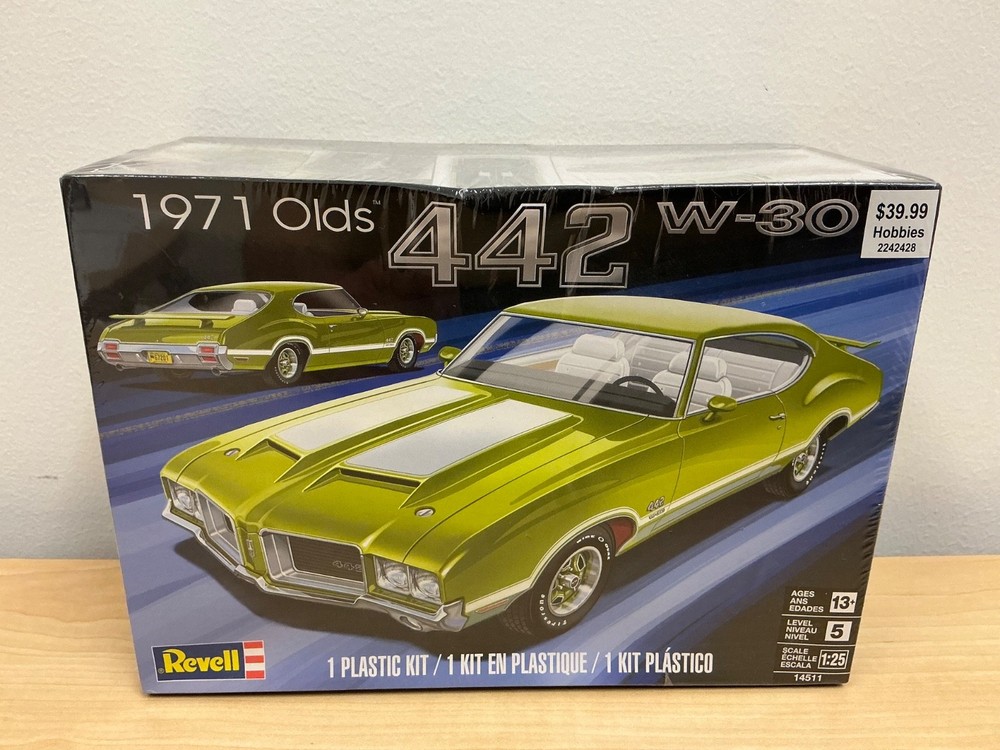 Revell 1971 Olds 442 W-30 1/25 Scale Unassembled Sealed Model Kit
