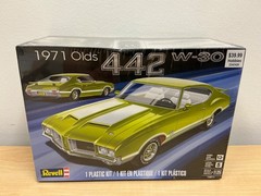 Revell 1971 Olds 442 W-30 1/25 Scale Unassembled Sealed Model Kit