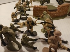 SNAP PLASTICS No. 152 BUILT 1/40th 105mm HOWITZER Lot With Various Fiqures