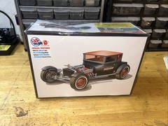 Amt 1925 Ford Model T 1/25 Scale Model Kit