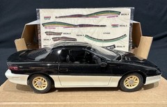 1:25 AMT Ertl 6179 1993 Camaro Z-28 Indy 500 Pace Car Black w/ Decals – NEW Mint