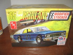 AMT 1965 Ford Fairlane Modified Stocker 1:25 Scale Model Kit New Age 10+ Skill 2