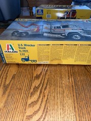 Italeri 3825 1/24 Scale Model Car Kit U.S Ford LTL 9000 Wrecker Tow Truck