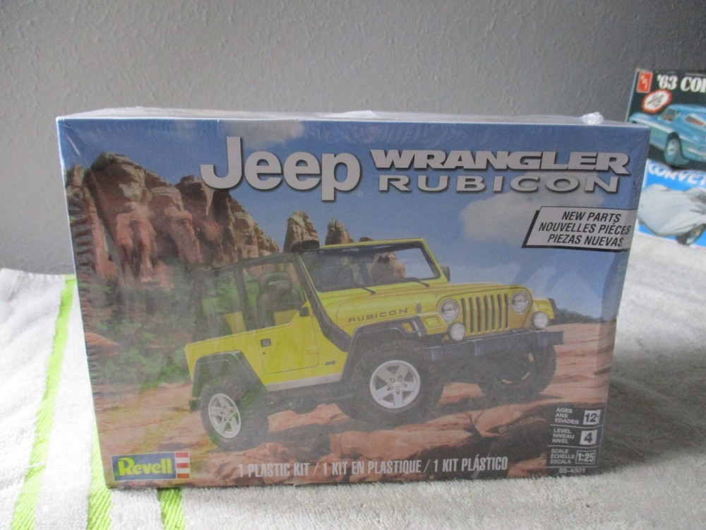 Revell Jeep Wrangler Rubicon Plastic Model Kit 85-4501 Factory Sealed 1:25