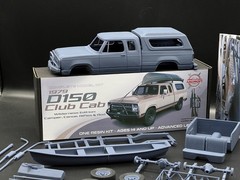 1/25 1979 Dodge D150 Club Cab Camper Truck Model Kit w/ Engine, Clears & Canoe