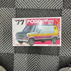 1977 FORD CUSTOM VAN AMT 1:25 SCALE RETRO DELUXE EDITION PLASTIC MODEL KIT NIB