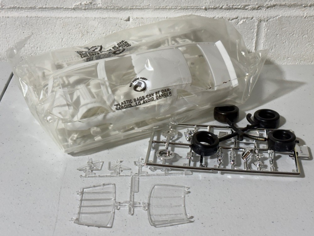 Monogram 1/24 NASCAR 1996 Ford Thunderbird Stock Car Body in White Complete NEW