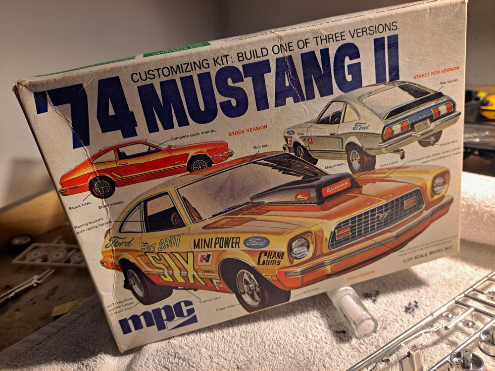 MPC 1974 Ford Mustang II 1:25 Plastic Car Model No Windshield back GLASS