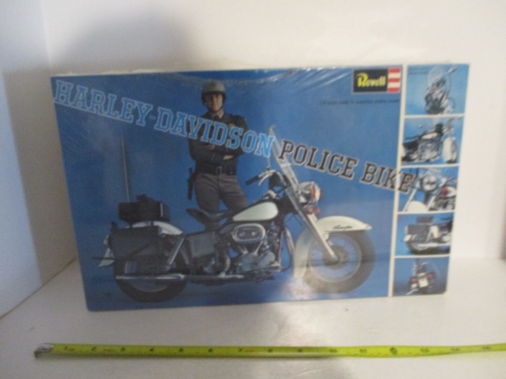 Revell Harley Davidson Police Bike Motorcycle 1:8 1969 Sealed MISB