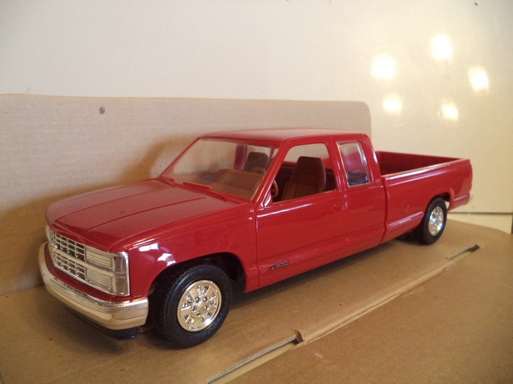 AMT/Ertl 1993 Chevrolet C-1500 Extended Cab,  Victory Red NEW IN BOX